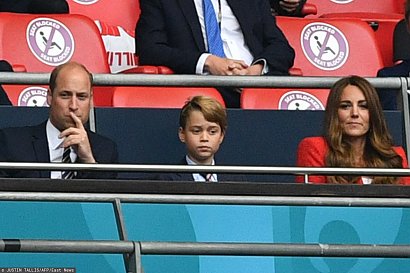 Książę William, księżna Kate i 7-letni książę George na meczu na Wembley.