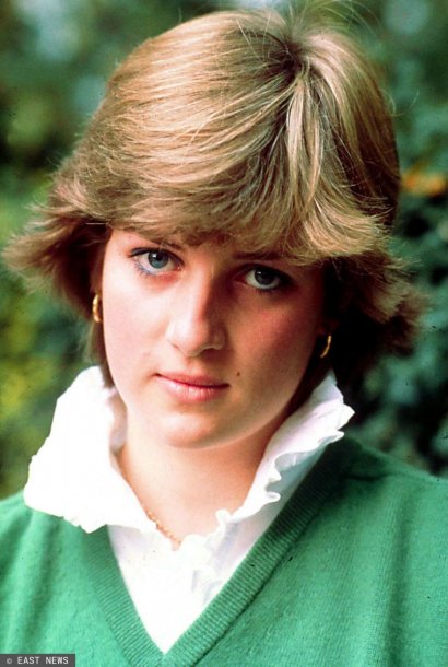 Zobacz wszystkie fryzury księżnej Diany. Księżna Diana w 1980 roku w krótkiej fryzurze sięgającej kości policzkowych. Jej fryzura wyróżniała także długa, mocno wycieniowana grzywka.