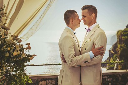 Ceremonia zaślubin miała miejsce na Maderze, gdyż w Polsce małżeństwa homoseksualne nie są legalne.