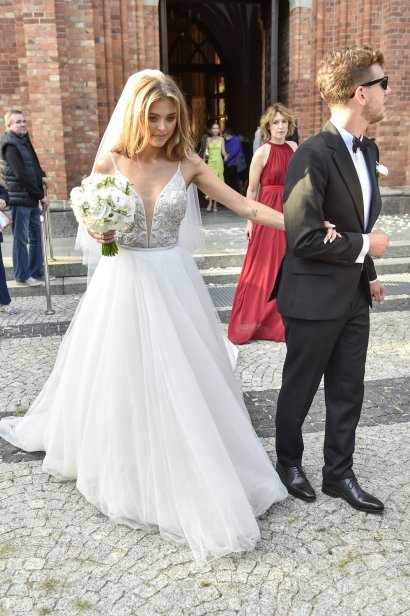 Jednak, żeby prezentowały się bardziej okazale, przedłużyła włosy.