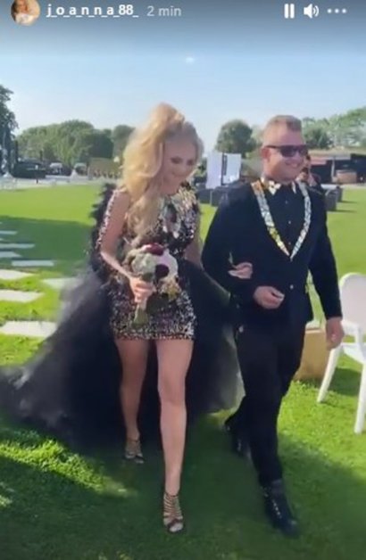 Joanna miała bardzo krótką sukienkę z ogromnym trenem, a Dawid wybrał czarny garnitur ze złotymi elementami.