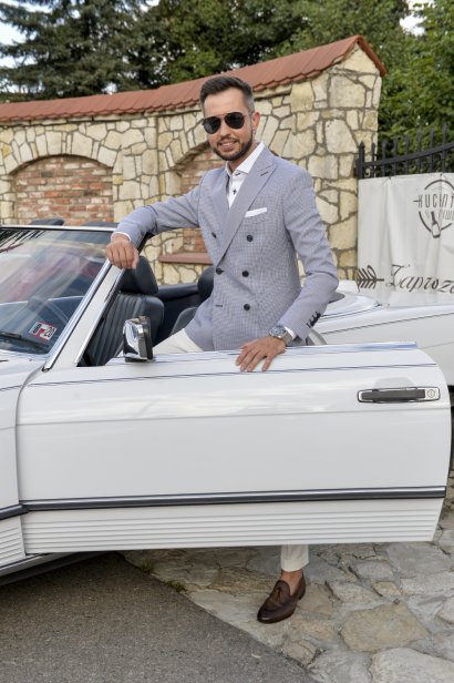 Alex Caprice na ślub przyjechał stylowym samochodem.