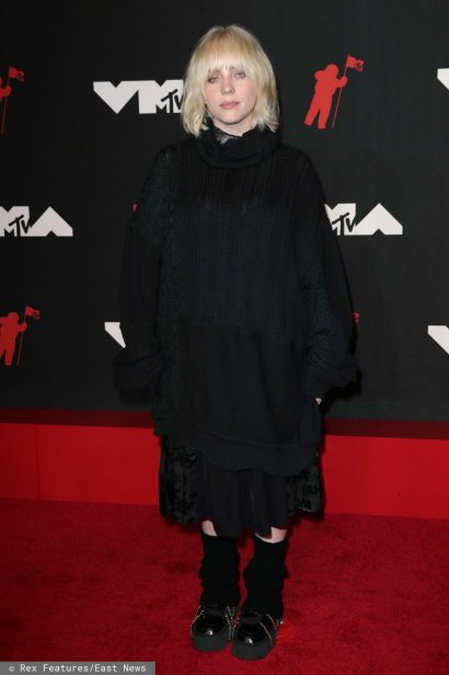 Billie Eilish na gali MTV VMA wystąpiła w o kilka rozmiarów za dużym czarnym swetrze z golfem, czarnej spódnicy i ciężkich czarnych butach na platformie.