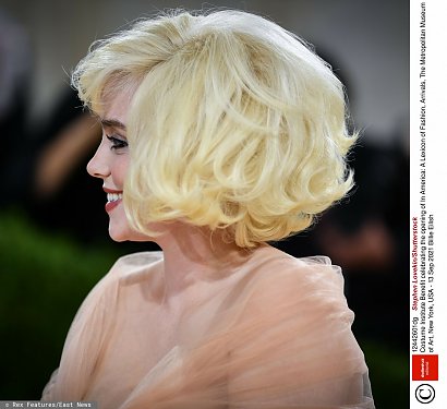 Nie da się także przejść obojętnie obok fryzury i makijażu Billie. Oba te elementy przywodzą na myśl gwiazdy z lat 50., które stawiały na objętość włosów i podkreślone oko.