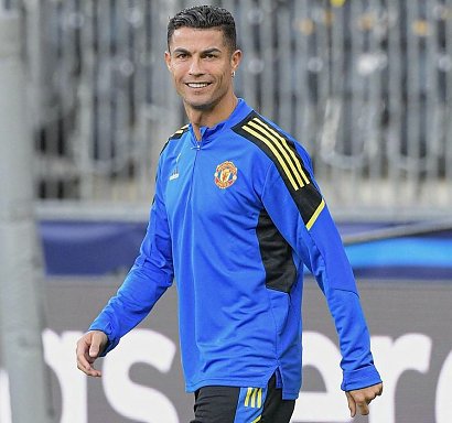 Cristiano Ronaldo jest popularnym portugalskim piłkarzem.