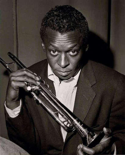 Miles Davis urodził się 26 maja 1926 w Alton, a zmarł 28 września 1991 w Santa Monica.