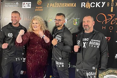 Kinga Zawodnik podczas oficjalnego ważenia zawodników gali boksu wystąpiła w bordowej sukience z frędzelkami.