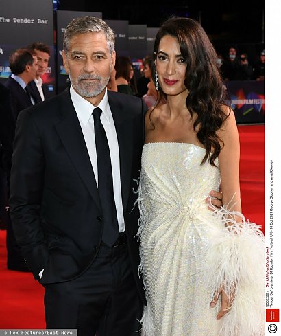 W czasie ostatniego festiwalu filmowego w Londynie zadali szyku, a Amal pokazała się w przepięknej, białej sukni do ziemi marki 16Arlington.