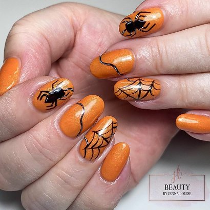 Paznokcie z motywem pająka to świetny pomysł na manicure halloweenowy, ponieważ...