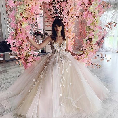 2. Karolina Małysz w zjawiskowej sukni ślubnej ala princessa z pięknymi zdobieniami. To projekt Patrycji Kujawy.