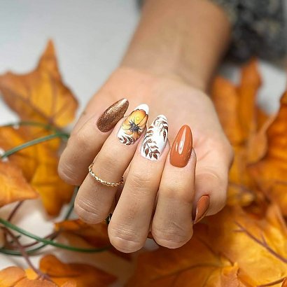 Dynia na paznokciach jest jednym z najbardziej charakterystycznych motywów jesieni.