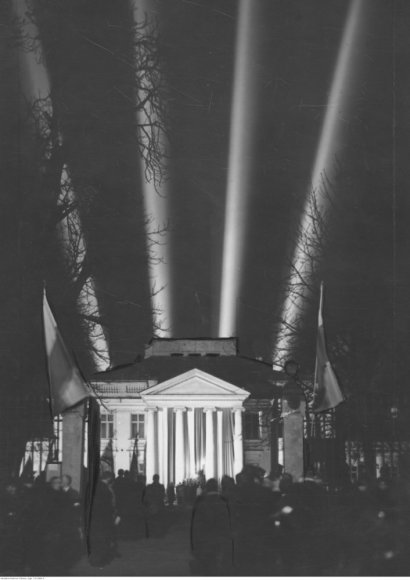 Niewielu wie, ale zwyczaj podświetlania budynków na ważne uroczystości był już znany przed wojną. Na zdjęciu Belweder w 1937 roku.