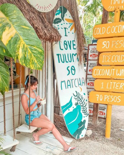 Tym razem 23-latka odwiedziła popularną atrakcję w kurorcie w Tulum - jedną z malowniczych restauracji z huśtawkami.