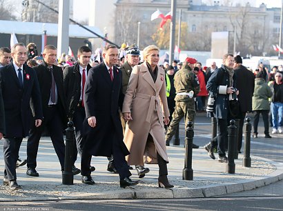 Agata Kornhauser-Duda i Andrzej Duda w drodze na uroczystość trzymali się za ręce.