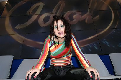 Monika Brodka w programie Idol w 2003 roku. Niespełna 16-letnia dziewczyna w swojej stylizacji postawiła na eksplozję kolorów i modne warkoczyki.