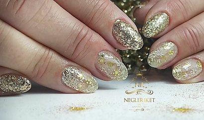 Złote paznokcie bądź paznokcie z dodatkiem złota zawsze wyglądają szykownie i elegancko.