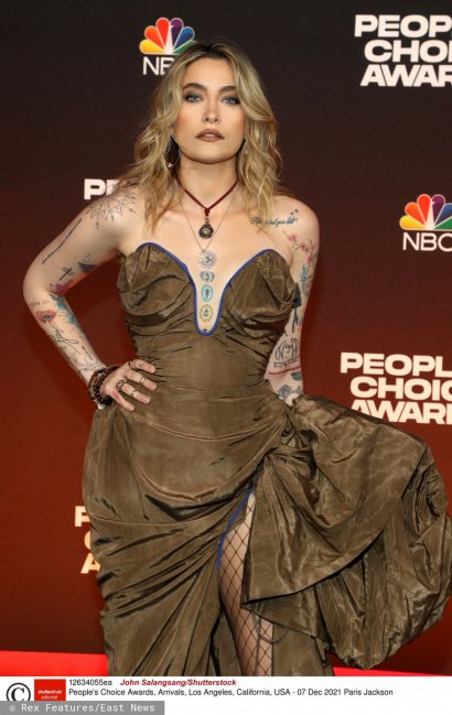 ma swój styl! Uwielbia tatuaże i rockowy styl połączony z grunge.