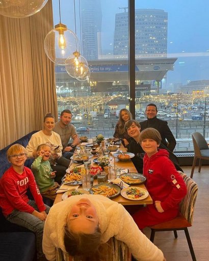 Mąż Małgorzaty Rozenek-Majdan dodał świąteczne zdjęcie, na którym widać brata, jego żonę i trójkę dzieci.