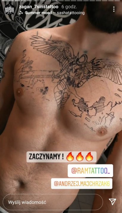 Andrzej Majchrzak z rysunkiem tatuażu na torsie