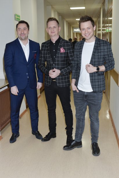 Na wspólnym zdjęciu Marek nie tylko pozuje z żoną Aldoną, ale także z cudowną malutką córeczką.