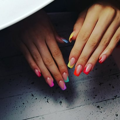 Przedstawiamy kolorowy french manicure!