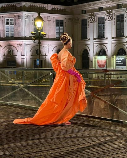 Sarah Jessica Parker ma na sobie spektakularną ogromną pomarańczową sukienkę Valentino couture z kolekcji wiosna-lato 2019.
