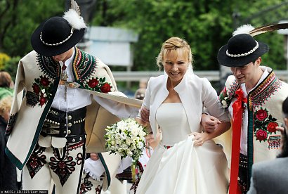 Z kolei suknia Panny Młodej była bardzo prosta i elegancka, a jedynie pas był haftowany.