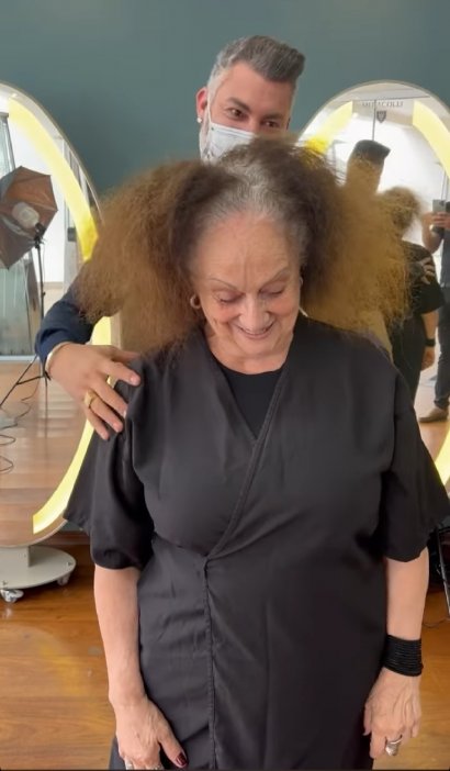 W salonie portugalskiego fryzjera zjawiła się dojrzała kobieta, która....