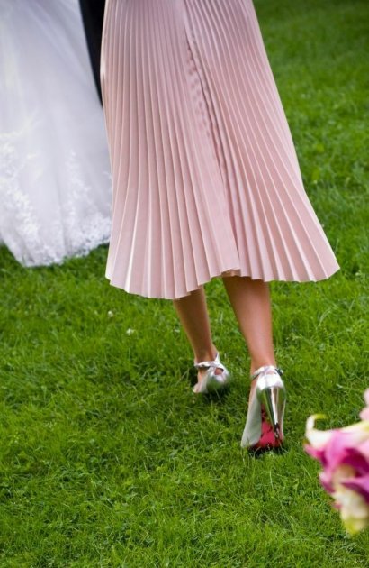 Jeżeli zastanawiasz się, w czym będziesz wyglądać zjawiskowo na weselu przyjaciółki, postaw na spódnicę plisowaną w odcieniu pudrowego różu. Wygląda bosko w połączeniu z metalicznymi szpilkami.