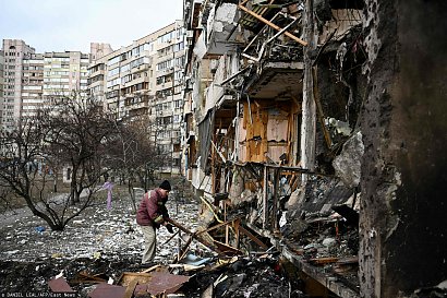 Widok na zniszczony budynek mieszkalny przy ulicy Kosytsa, na przedmieściach ukraińskiej stolicy Kijowa, 25 lutego 2022 roku.