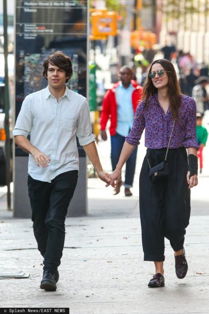 Keira Knightley trzymająca się za rękę z Jamesem Rightonem, spacerując ulicami Nowego Jorku, wygląda totalnie na luzie (2015 r.). Zestawiła fioletową koszulę z czarnymi, luźnymi spodniami o długości 7/8 i czarnymi mokasynami.