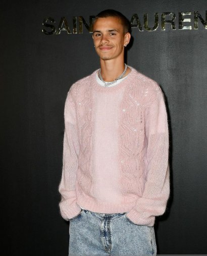 Z kolei Romeo założył różowy sweter, jasne jeansy i białe sneakersy.