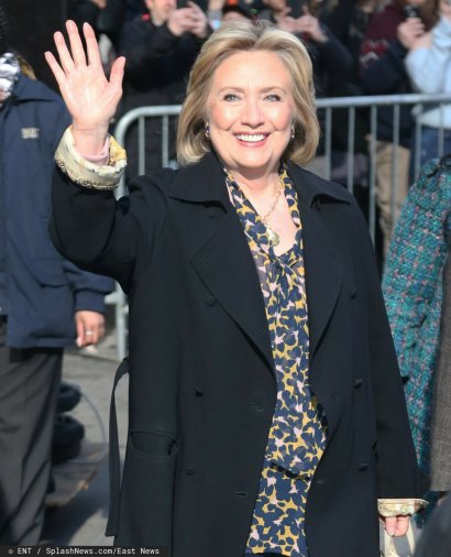 Wzorzyste koszule, masywne wisiorki i warstwy w postaci np. rozpiętych płaszczy to strzał w dziesiątkę dla dzwonków, co udowadnia Hilary Clinton.