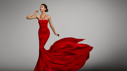 Kobieta w czerwonej sukience z szerokim dołem