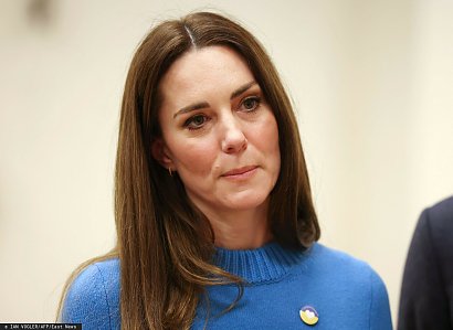 Księżna Kate w klasycznym swetrze z okrągłym dekoltem... myślicie, że pasuje do niej ten kolor?
