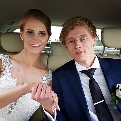 Dawid Kubacki i Marta Majcher wzięli ślub 1 maja 2019 roku w sanktuarium Matki Bożej Jasnogórskiej w Bachledówce. Pan młody założył granatowy garnitur, białą koszulę i granatowy krawat, który zawiązał w oryginalny sposób!
