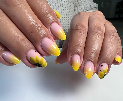 Zobacz najpiękniejsze stylizacje na kwiecień 2022 - tutaj żółte ombre na jasnoróżowej bazie. Świetnym dodatkiem są słoneczniki i ptaki umieszczone na paznokciach palców serdecznych.