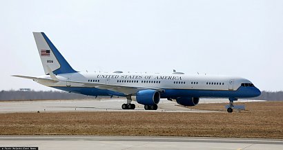 Prezydent Stanów Zjednoczonyc przyleciał samolotem Air Force One - tzw. latającą fortecą, który ma kilka sypialni i gabinet lekarski.