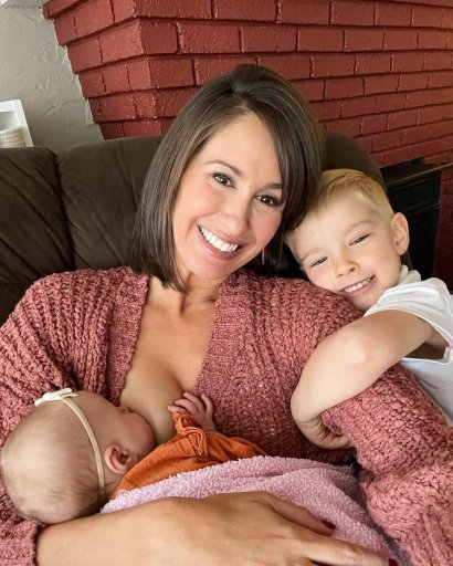 Natalie Johnson, mama czwórki dzieci, chce normalizować karmienie piersią.