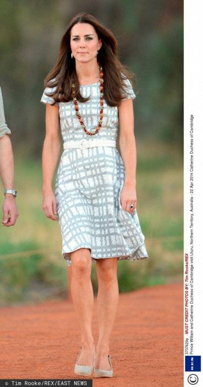Nie zdarza się często, aby Kate wybierała teraz sukienkę przed kolano! A jednak, kiedyś to zdaje się być jedną z najczęściej wybieranych długości... stylizacja z 2014 roku!