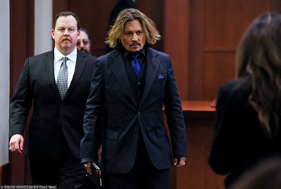 W sądzie dochodzi cały czas do słownych przepychanek, a Johnny Depp zmuszony był opowiedzieć także o sytuacji, gdy jego była żona lub ktoś z jej znajomych wypróżnił się po jego stronie łóżka.