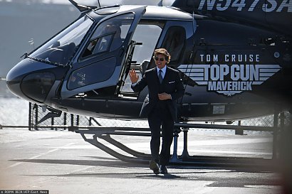 Na premierę filmu „Top Gun: Maverick” przyleciał helikopterem, lecz to nic przy tym, jak prezentował się, wysiadając z niego.