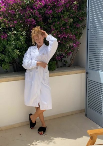 56-letnia Dorota Chotecka w mocno wykrojonym stroju kąpielowym eksponującym biust! Zobaczcie, jak wygląda.