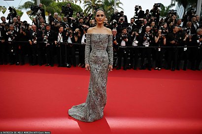 Jennifer Connelly zaprezentowała się w zjawiskowej, srebrnej sukni z hiszpańskim dekoltem. A gdy się odwróciła...