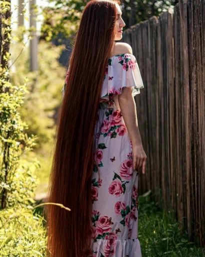 Wśród zdjęć klasycznie długie włosy z nowoczesnymi fryzurami oraz takie spektakularne!