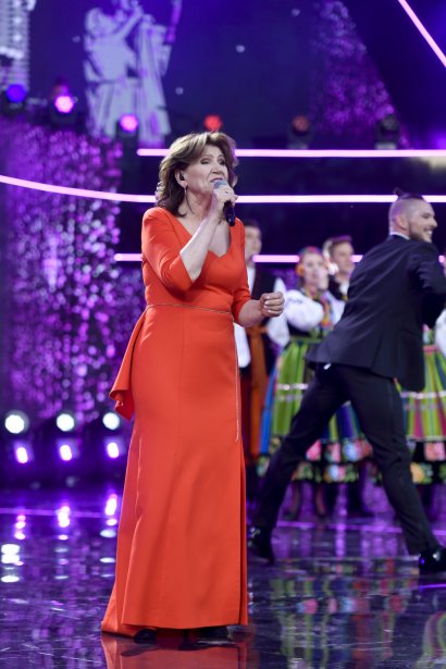 Przepiękna, czerwona suknia mocno podkreślająca figurę oraz...