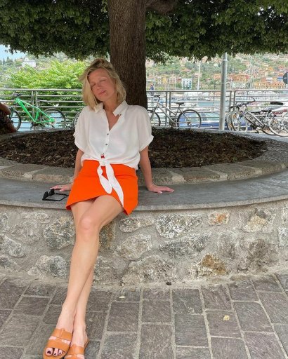 Na najnowszych zdjęciach ze słonecznej Italii widzimy uśmiechniętą Magdę Mołek w minimalistycznej stylizacji, podkreślającej jej cudowną figurę i nogi, które są tak zgrabne, że niejedna 30-latka chciałaby takie mieć!