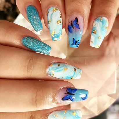 niebiesko-białe paznokcie z motywem motyli