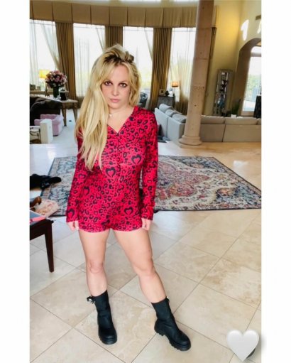 Britney Spears wrzuciła do sieci nagie zdjęcia. Nie ma na sobie stanika i eksponuje biust. Wylała się na nią fala krytyki! Zobacz zdjęcia!