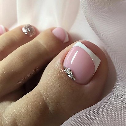 Zobacz najpiękniejsze stylizacje french na paznokciach u stóp!